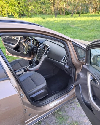 Opel Astra cena 24800 przebieg: 204000, rok produkcji 2012 z Gliwice małe 232